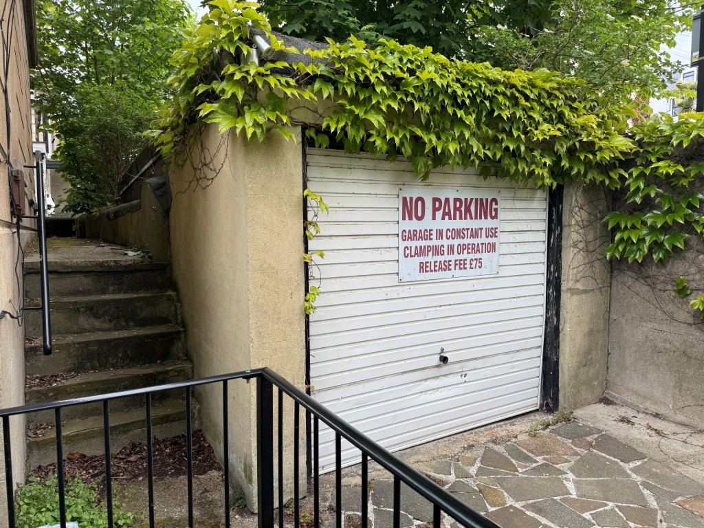 Lot: 25 - FREEHOLD DETACHED GARAGE AND PARKING SPACE IN CITY CENTRE - View of garage from side access